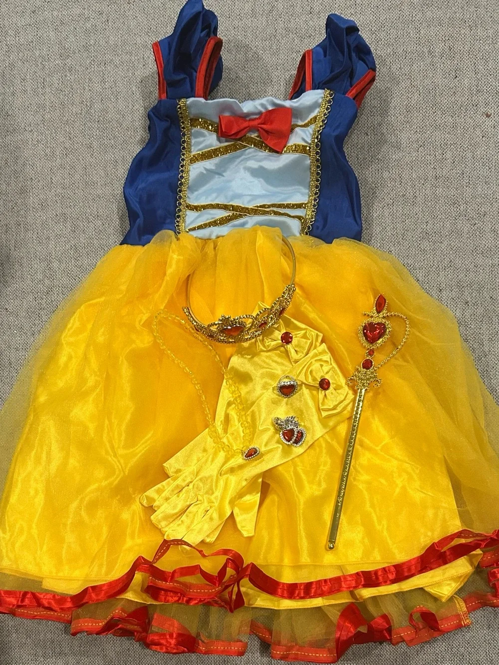 Snow White Costume with Accessories - Picture 4 of 8